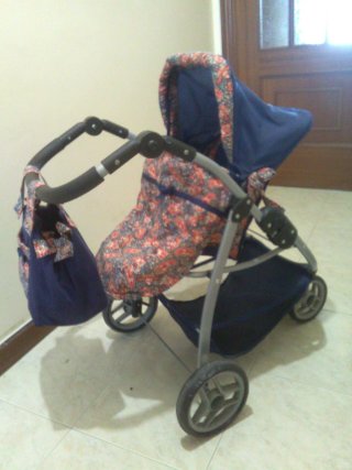 Carrito de muñecas estampado