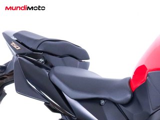 SUZUKI GSR 750