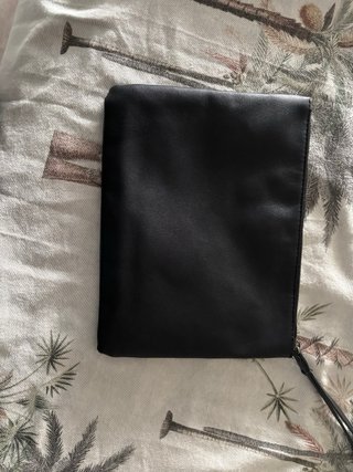 Bolso de mano negro con abalorios