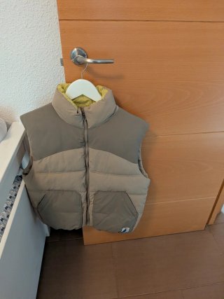 Chaleco acolchado reversible beige y verde