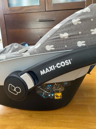 Silla de coche Maxi-Cosi con funda.