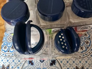6 Contenitori in Plastica con Coperchio Dosatore