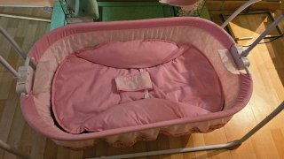 Cuna mecedora bebé rosa con peluches