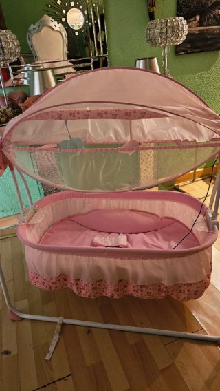 Cuna mecedora bebé rosa con peluches