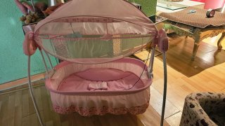 Cuna mecedora bebé rosa con peluches