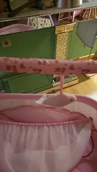 Cuna mecedora bebé rosa con peluches