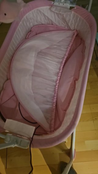 Cuna mecedora bebé rosa con peluches