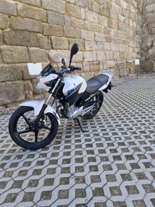 Yamaha YBR 125 Blanca y Negra año 2016 pegatina C