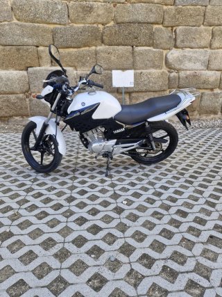 Yamaha YBR 125 Blanca y Negra año 2016 pegatina C