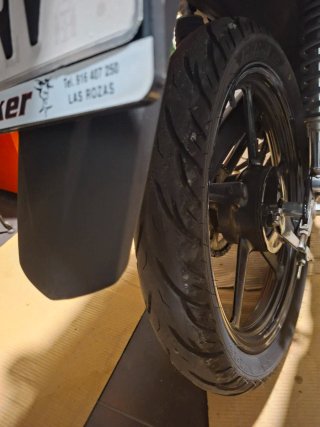 Yamaha YBR 125 Blanca y Negra año 2016 pegatina C
