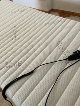 Cama articulada eléctrica. Incluye colchón propio