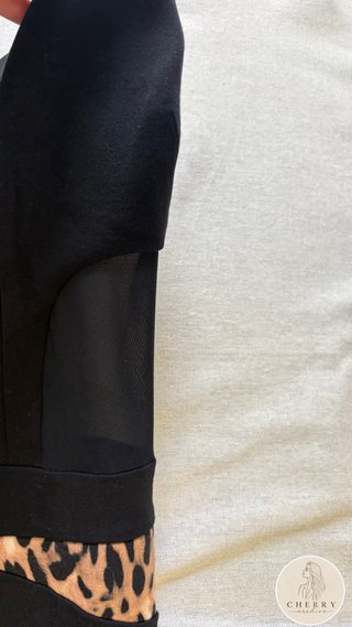 Vestido Guess Negro con Estampado Animal