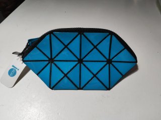 Neceser geométrico azul y negro