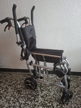 Silla de ruedas prácticamente nueva