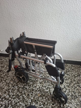 Silla de ruedas prácticamente nueva