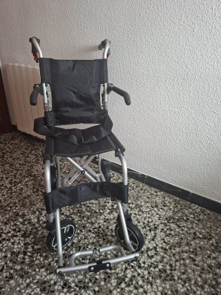Silla de ruedas prácticamente nueva