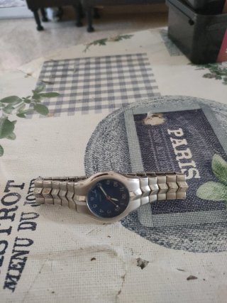 Reloj de pulsera plateado y azul