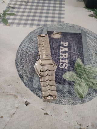 Reloj de pulsera plateado y azul