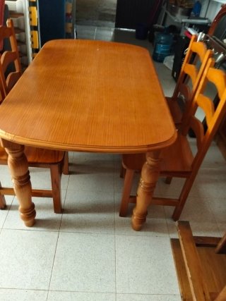 Mesa de comedor con 4 sillas de madera