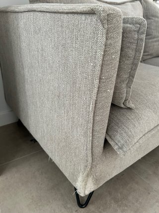 Sofá de tela beige y gris