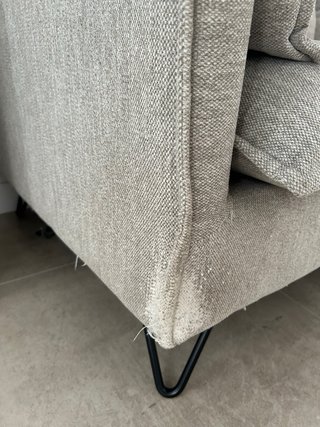 Sofá de tela beige y gris