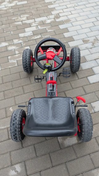 Coche de pedales infantil