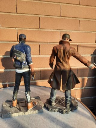Set 2 statuine e 3 spille Watch Dogs