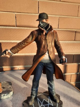 Set 2 statuine e 3 spille Watch Dogs