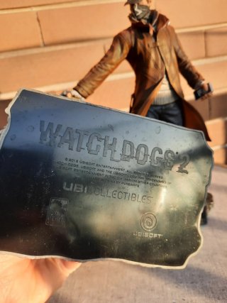Set 2 statuine e 3 spille Watch Dogs