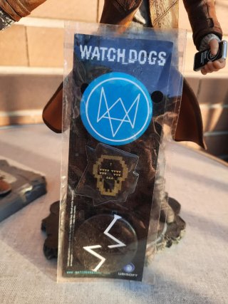 Set 2 statuine e 3 spille Watch Dogs