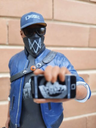 Set 2 statuine e 3 spille Watch Dogs