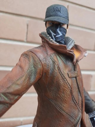 Set 2 statuine e 3 spille Watch Dogs
