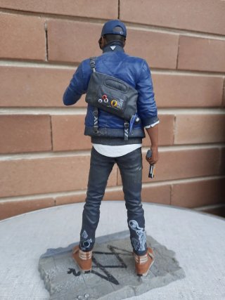 Set 2 statuine e 3 spille Watch Dogs