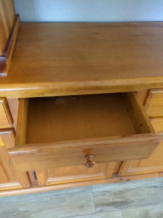 Mueble de madera clara con vitrina