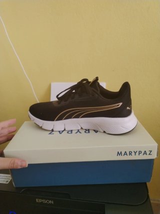 Zapatilla Puma Negra y Dorada
