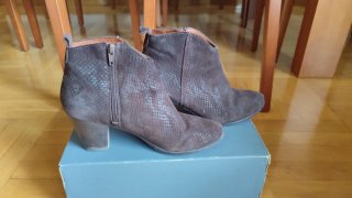 Botines de ante marrón con estampado