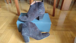 Botines de ante marrón con estampado