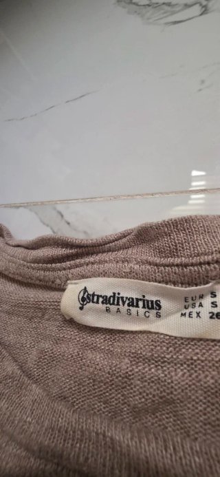 Camiseta beige con botones