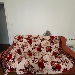 Sofá naranja y rojo