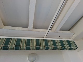 Toldo techo abatible verde y blanco