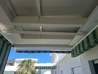 Toldo techo abatible verde y blanco