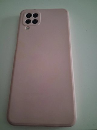 Samsung Galaxy A12 con funda rosa