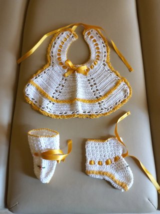 Conjunto babero y zapatitos ganchillo