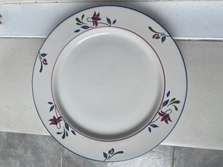 Piatti piani in porcellana con design floreale