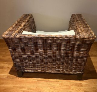 Sillón y puff de mimbre