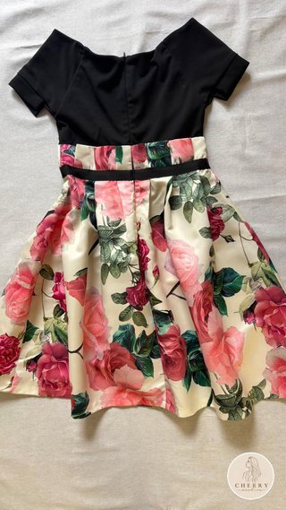 Vestido floral negro y multicolor