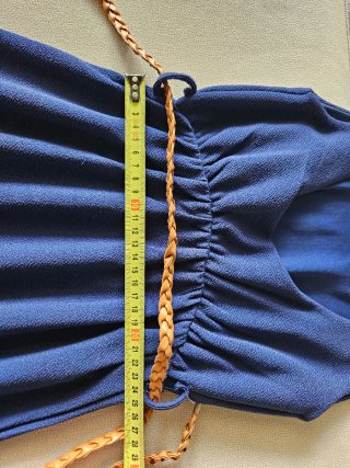 Vestido azul con cinturón trenzado