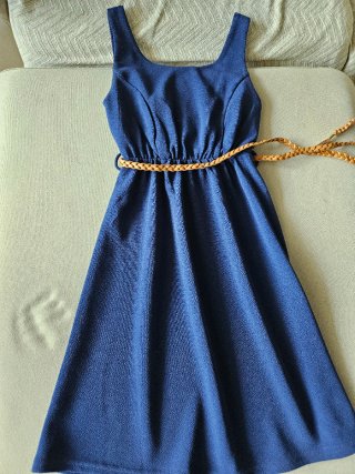 Vestido azul con cinturón trenzado