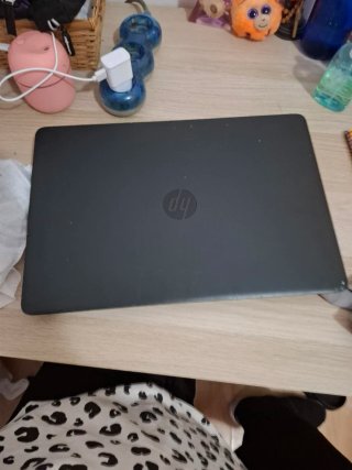 Ordenador portátil HP gris y negro