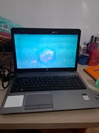 Ordenador portátil HP gris y negro